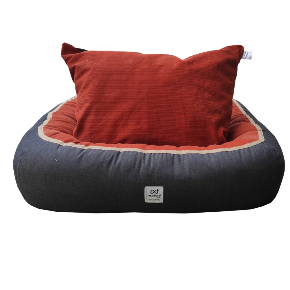 Cama para animais oval com almofada removível.