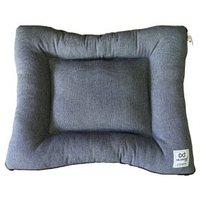 Cama para pet retangular com tecido azul e cinza às riscas e base em ganga