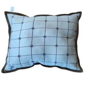 Cama retangular com tecido em padrão geométrico no topo, enchimento com desperdícios de enchimento de edredão e verso em sarja